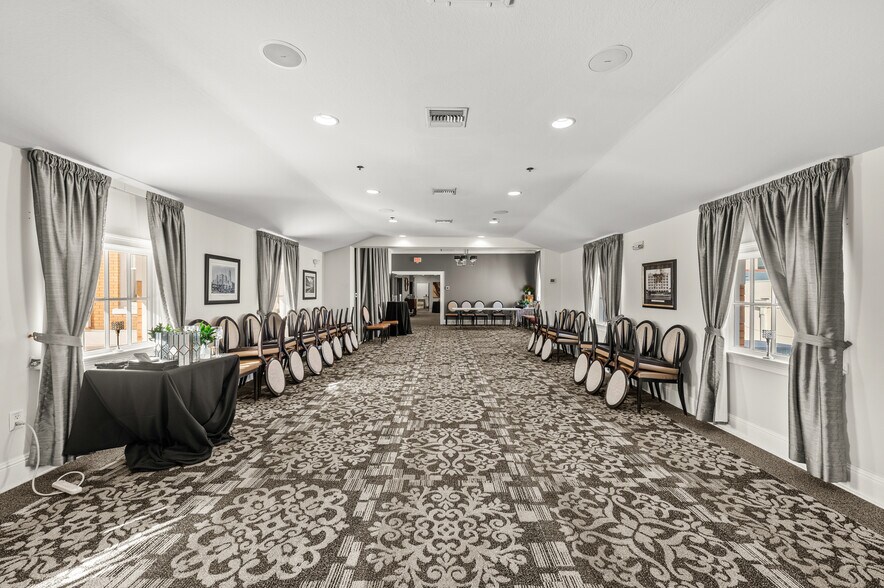 More Photos Of 655 2nd Ave S, Saint Petersburg Restaurant For Sale