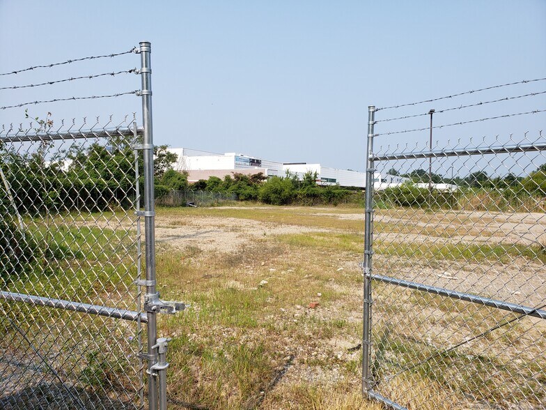 More Photos Of 8422 Ballew Ave, College Park Warehouse For Lease