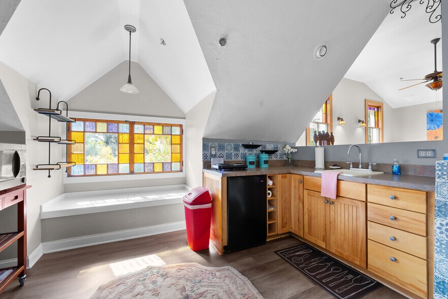 More Photos Of 221 SE 7th St, Gainesville Hospitality For Sale