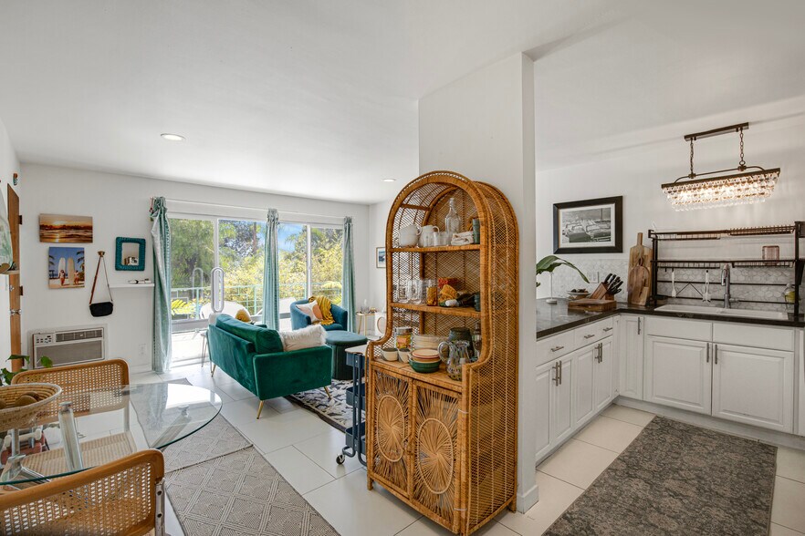 More Photos Of 1959 Grace Ave, Los Angeles Apartments For Sale