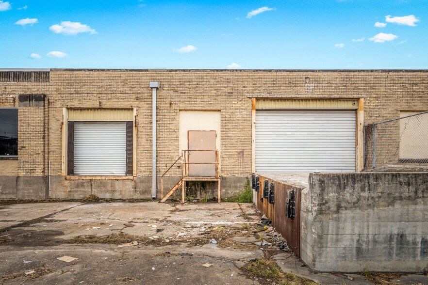 More Photos Of 5611 Clinton Dr, Houston Warehouse For Lease