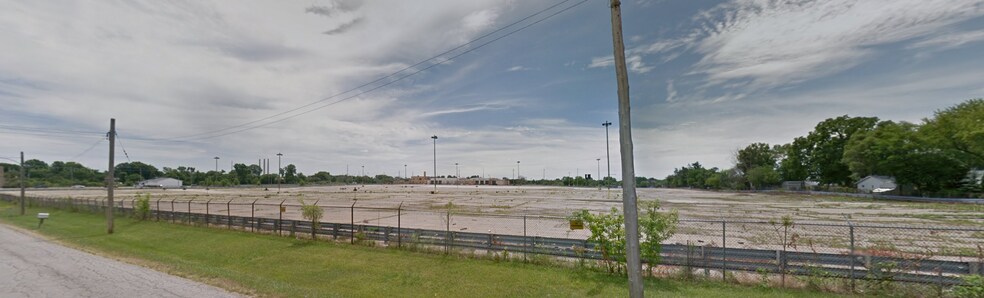 More Photos Of 2400 W Saint Joseph St, Lansing Warehouse For Lease