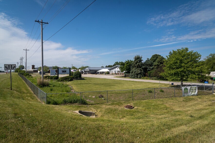 More Photos Of 1804 N Towanda Barnes Rd, Bloomington Flex For Lease