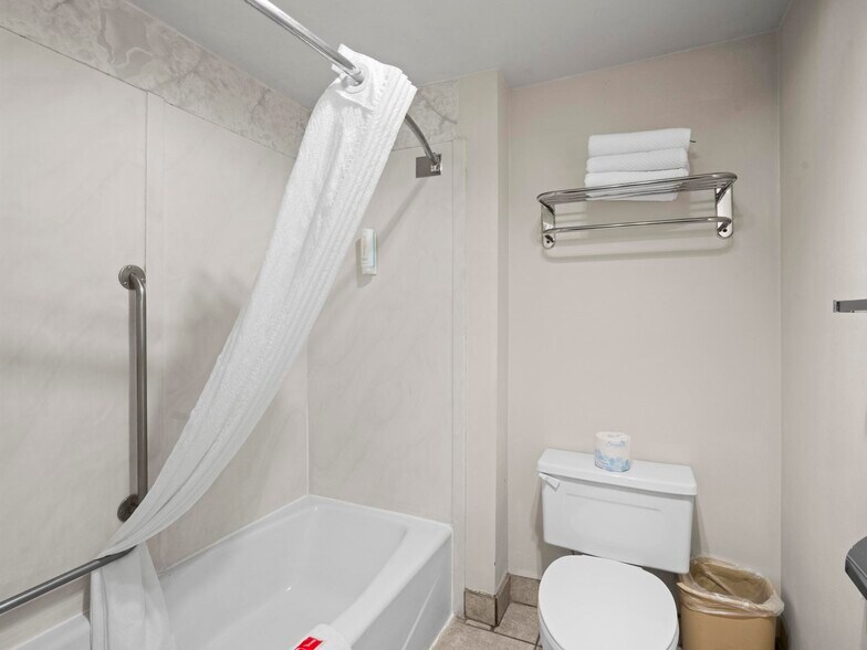 More Photos Of 1225 S State St, Salina Hotel For Sale