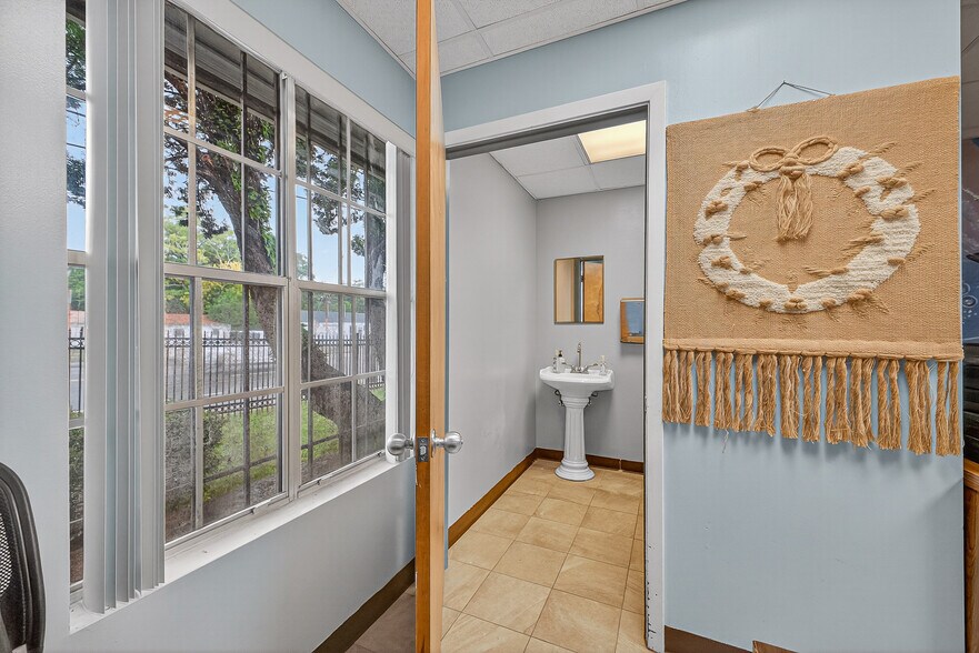 More Photos Of 1500 N Pace Blvd, Pensacola Freestanding For Sale