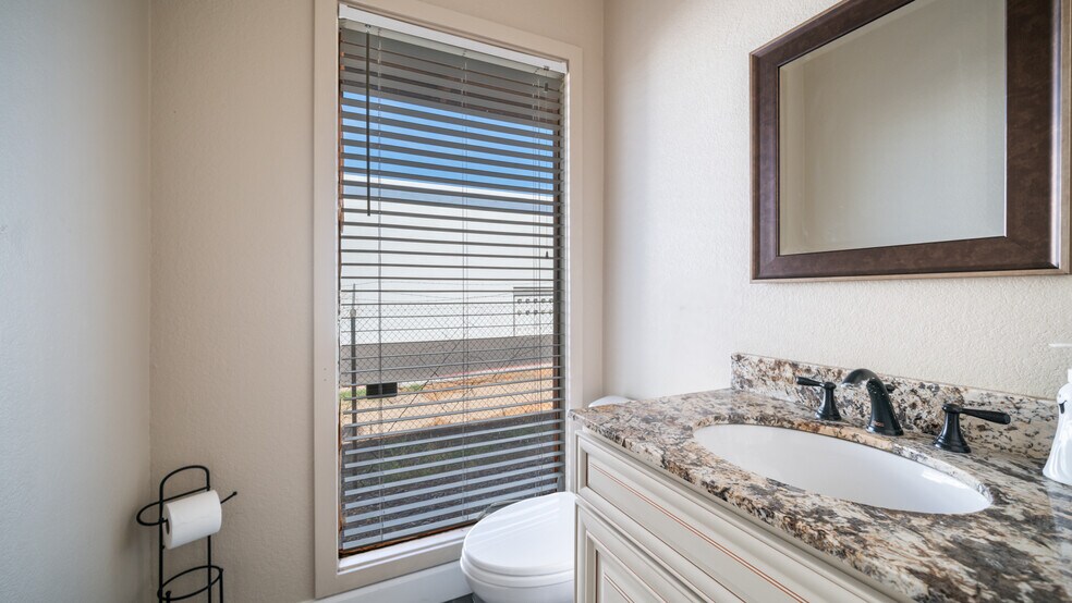 More Photos Of 680 N Golden Key St, Gilbert Warehouse For Lease