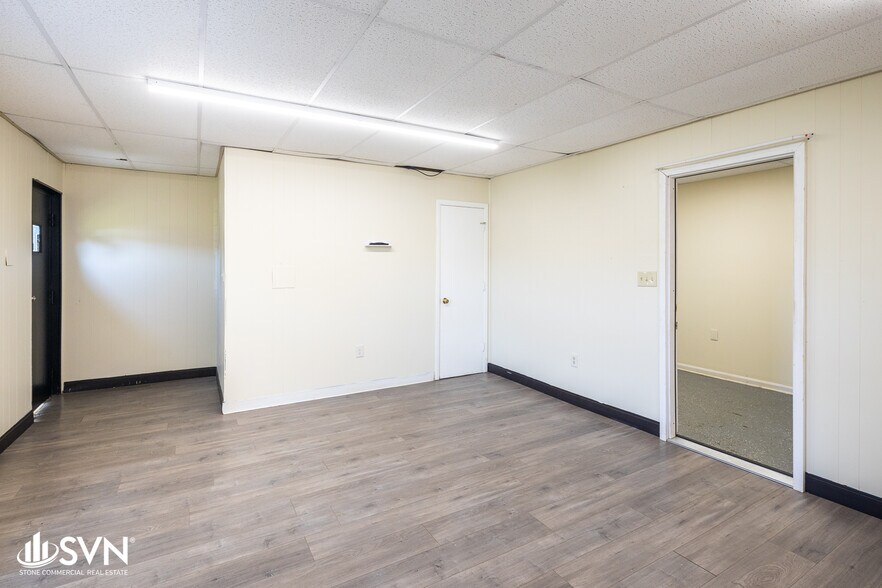 More Photos Of 1095 A Majaun Rd, Lexington Auto Repair For Lease