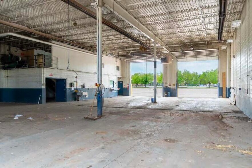 More Photos Of 3303 Terminal Dr, Eagan Warehouse For Lease