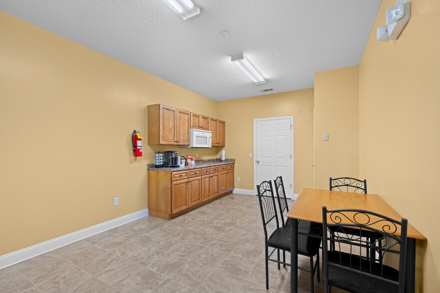 More Photos Of 1135 E. Hiawatha st, Metter Office For Sale