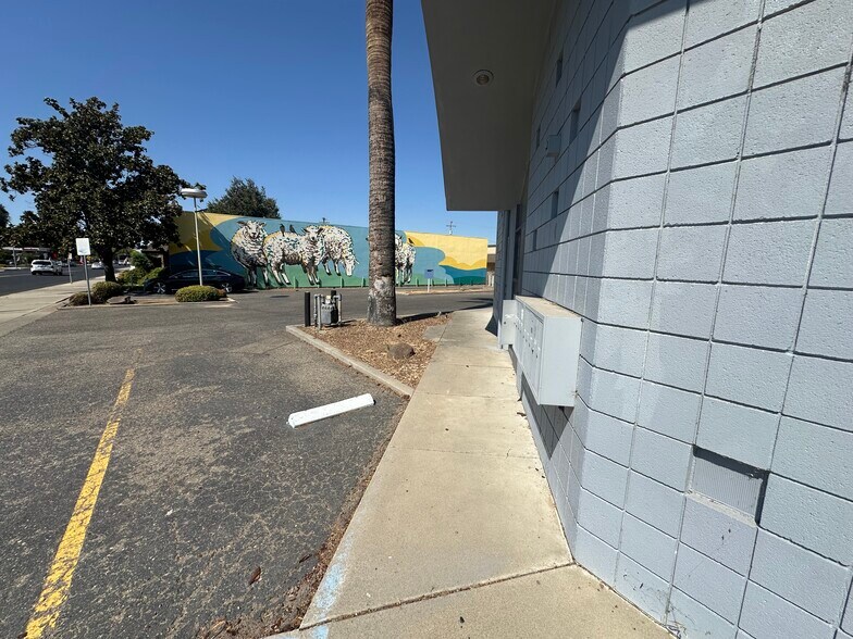 More Photos Of 316 W F St, Oakdale Storefront Retail Office For Sale