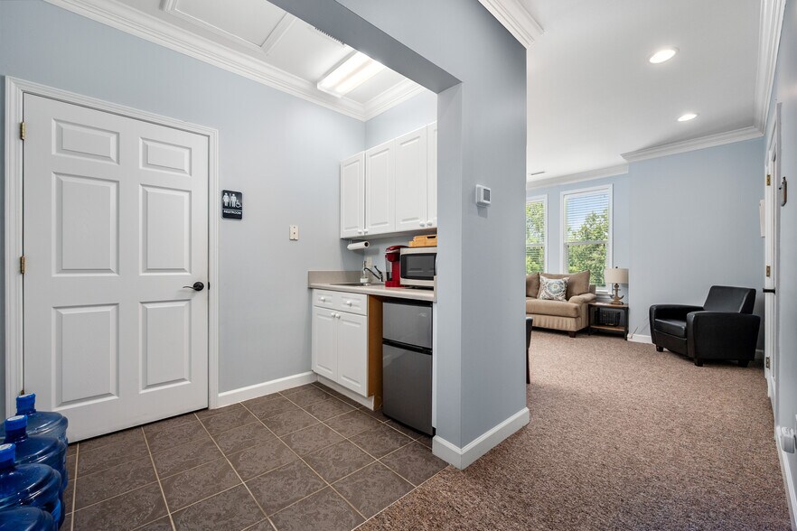 More Photos Of 705-711 Peninsula Dr, Davidson Office For Sale