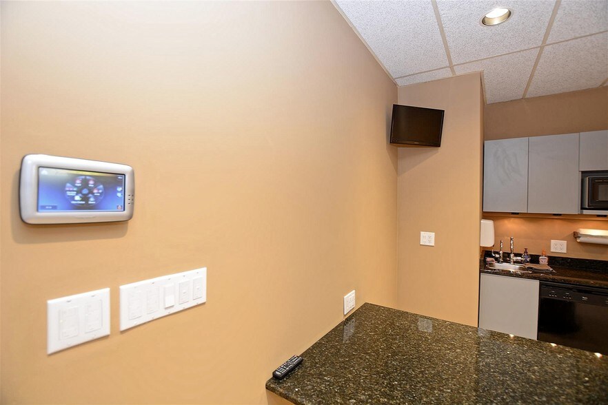 More Photos Of 512 Higgins Rd, Park Ridge Office For Lease