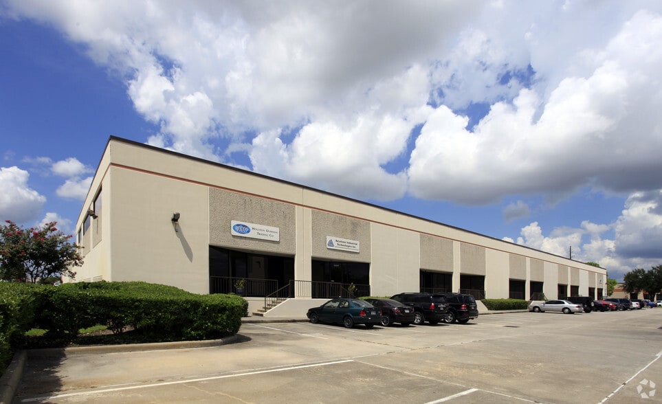 More Photos Of 16502-16514 Air Center Blvd, Houston Warehouse For Lease