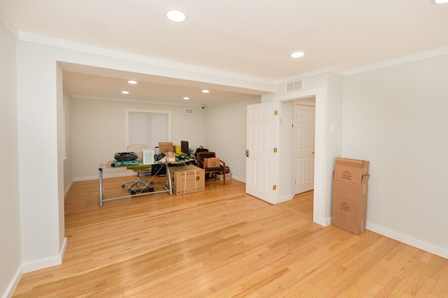 More Photos Of 24 Farview Ter, Paramus Office For Sale