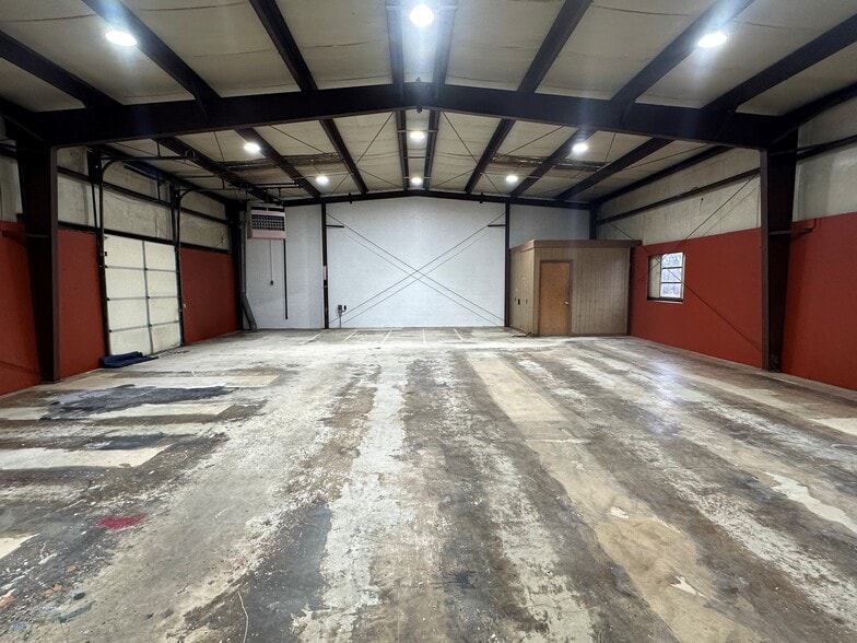 More Photos Of 2304 N Chester St, Gastonia Warehouse For Lease