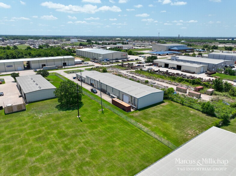 More Photos Of 15060 West Dr, Houston Manufacturing For Lease