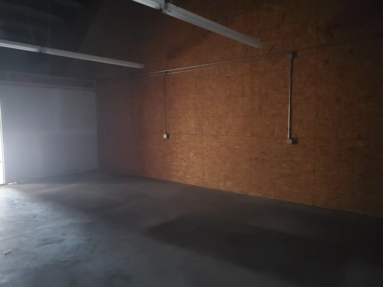 More Photos Of 2290 Dickinson Ave, League City Warehouse For Lease