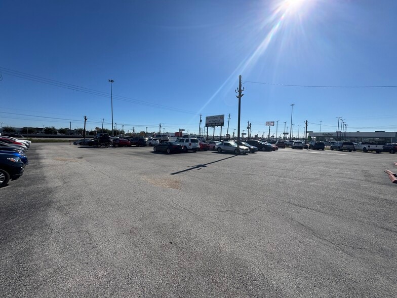 More Photos Of 8479 North Fwy, Houston Auto Repair For Lease