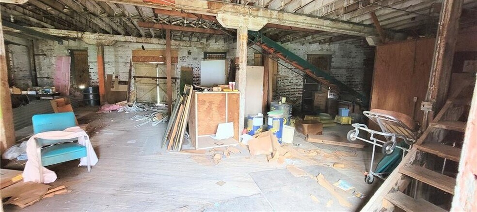 More Photos Of 512 Monroe st, Iola Loft Creative Space For Sale