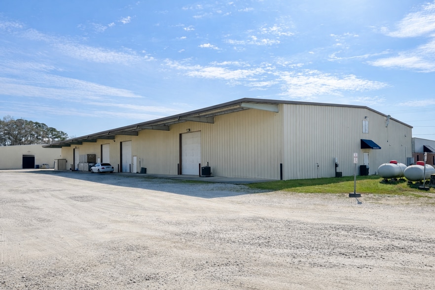 More Photos Of 1682 Middle River Loop, Fayetteville Warehouse For Lease
