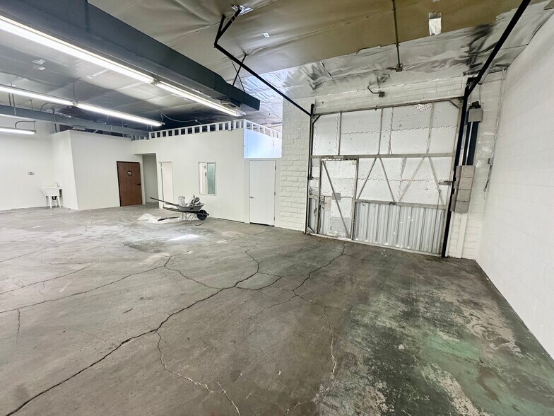 More Photos Of 20611 Plummer St, Chatsworth Warehouse For Lease