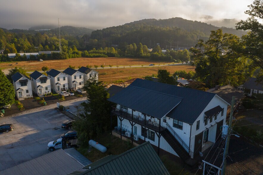 More Photos Of 118 Oak Crescent Cir, Clayton Hotel For Sale