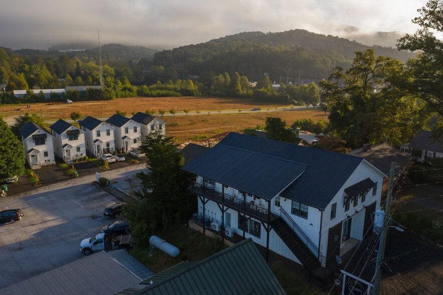More Photos Of 118 Oak Crescent Cir, Clayton Hotel For Lease