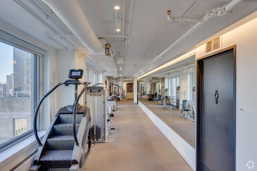 More Photos Of 121 W Wacker Dr, Chicago Office For Sale