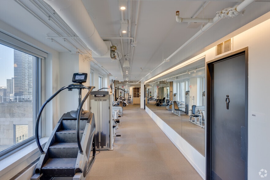 More Photos Of 121 W Wacker Dr, Chicago Office For Lease