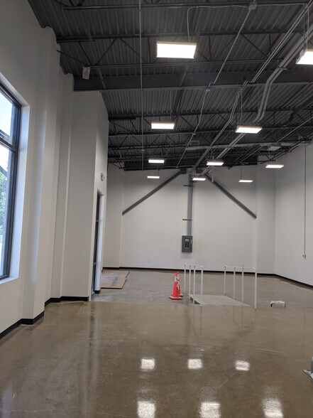 More Photos Of 2307 Thornton Rd, Austin Flex For Lease