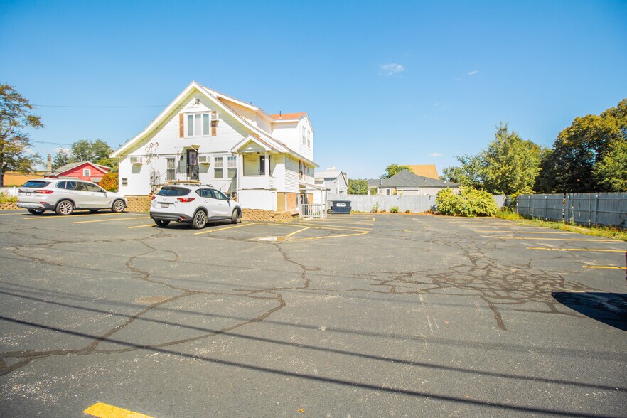 More Photos Of 636 Sunderland Rd, Worcester Freestanding For Lease