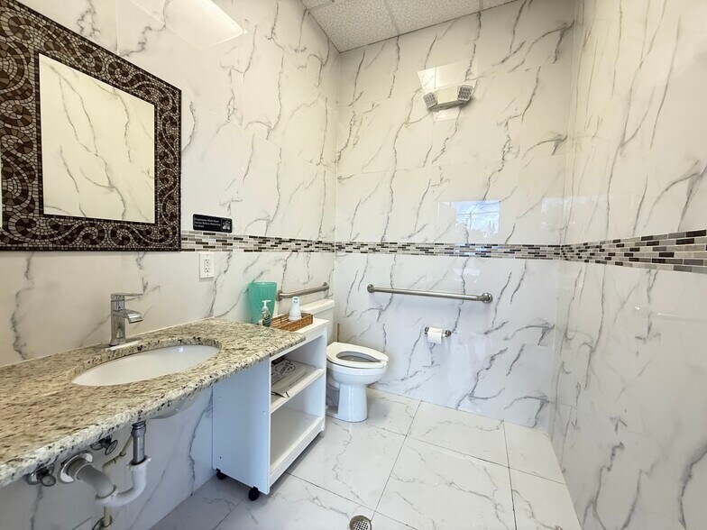 More Photos Of 2950 W Griffin Rd, Fort Lauderdale Freestanding For Lease