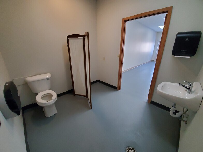 More Photos Of 1804 N Towanda Barnes Rd, Bloomington Flex For Lease