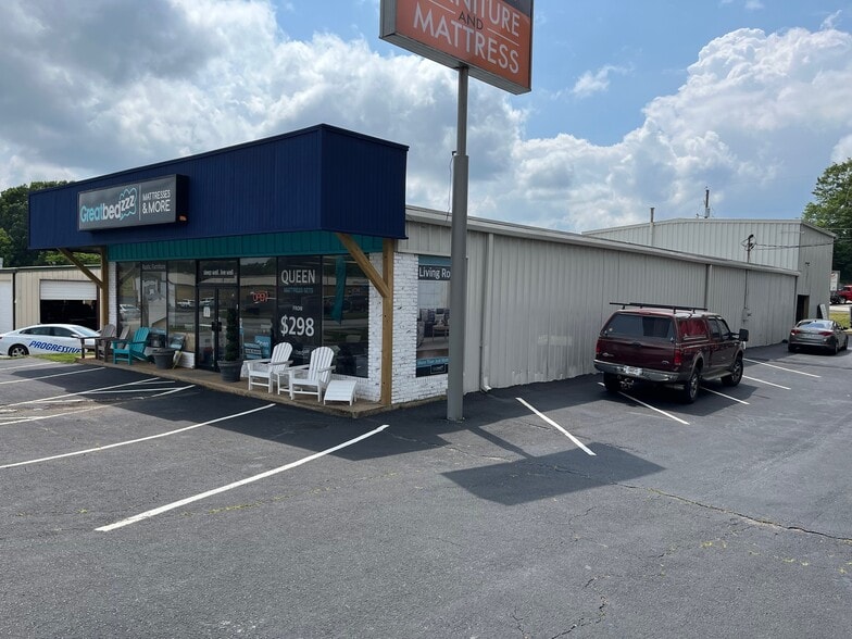 More Photos Of 2108 Browns Bridge Rd, Gainesville Freestanding For Lease