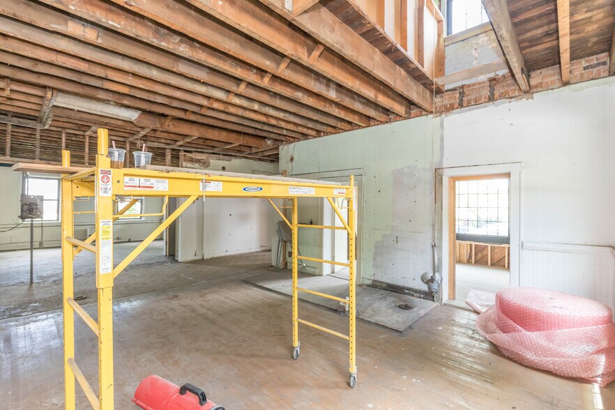 More Photos Of 1340 W Main St, Wytheville Loft Creative Space For Sale
