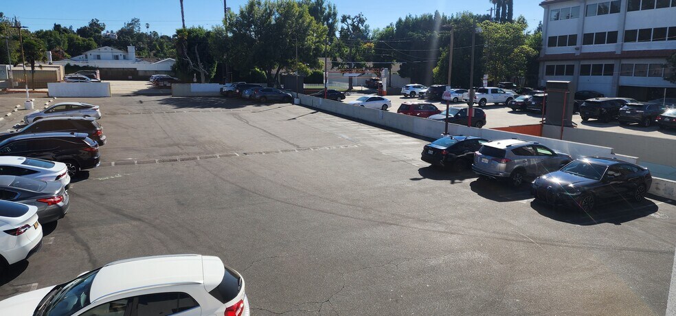 More Photos Of 19626 Ventura Blvd, Tarzana Office For Lease