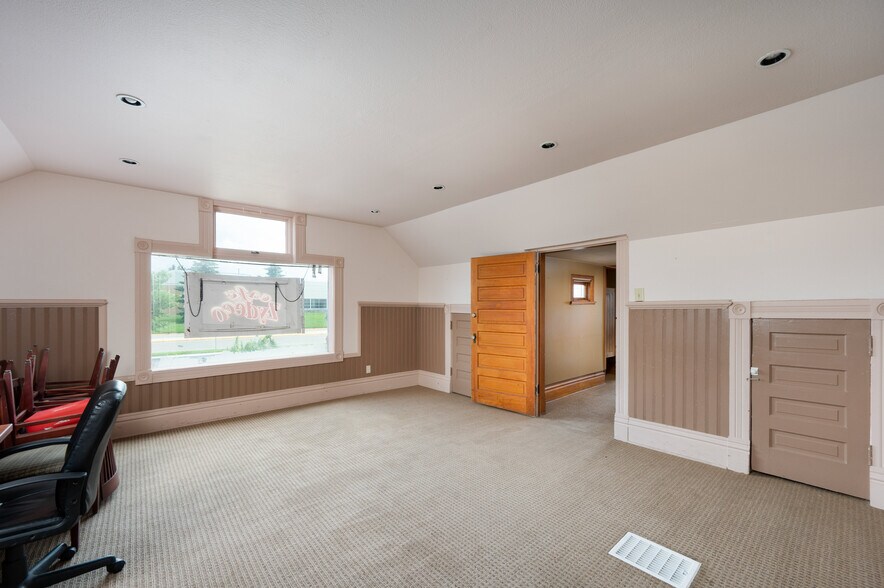 More Photos Of 2711 W College St, Bozeman Restaurant For Sale