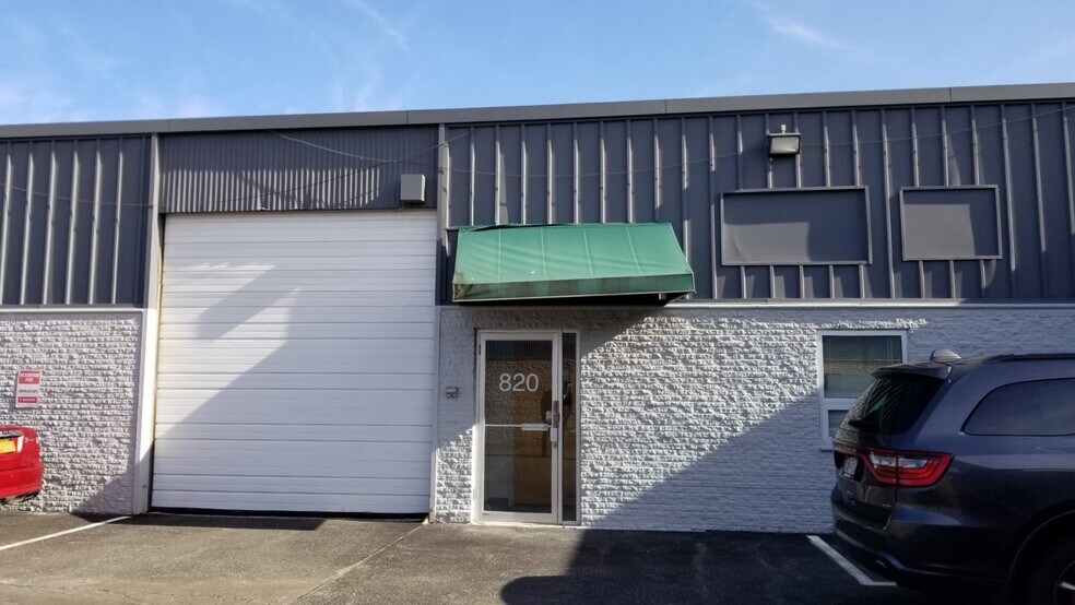 More Photos Of 800-820 Shames Dr, Westbury Warehouse For Lease