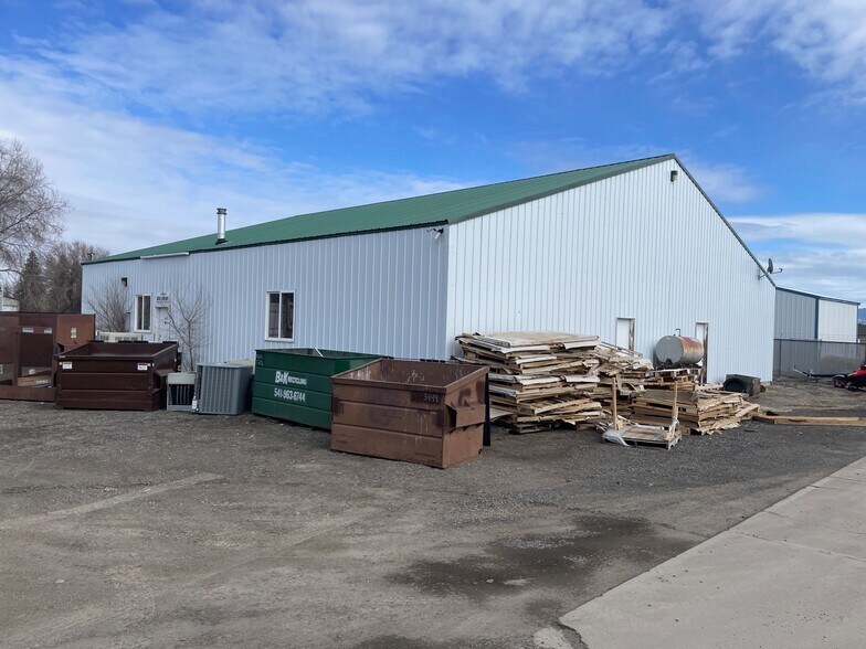 More Photos Of 10701 S Walton Rd, Island City Light Manufacturing For Lease