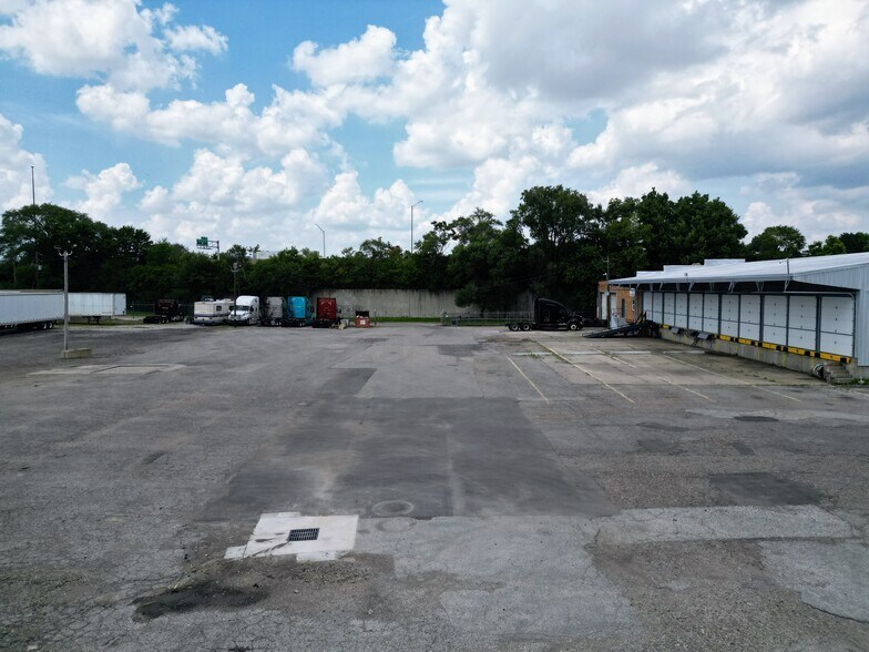 More Photos Of 1401 W Ray St, Indianapolis Truck Terminal For Lease