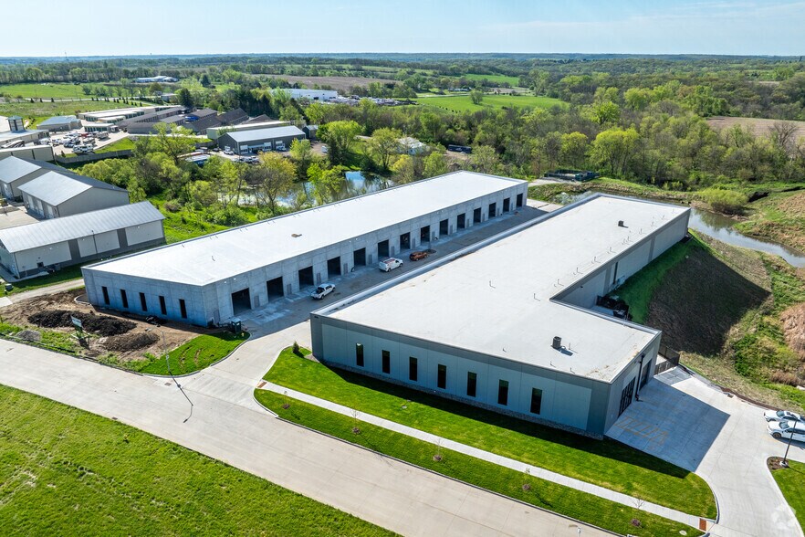 More Photos Of 810 Interstate Pky, Waukee Warehouse For Lease
