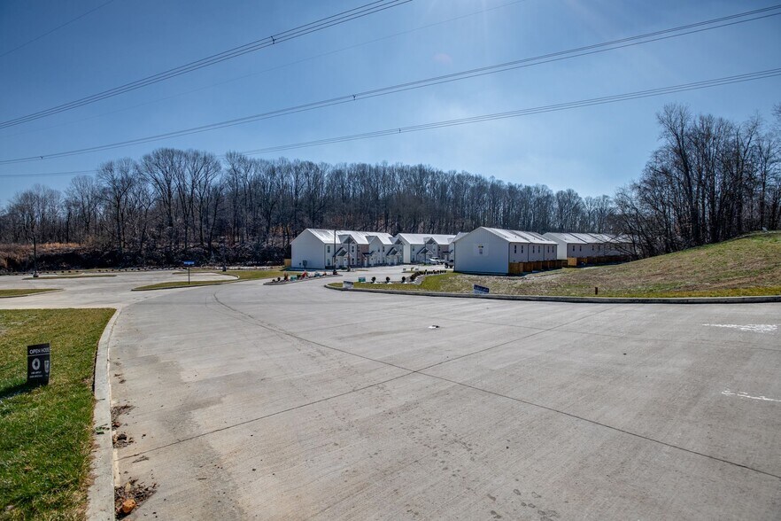 More Photos Of 100 Henry Dr, Burns Apartments For Sale