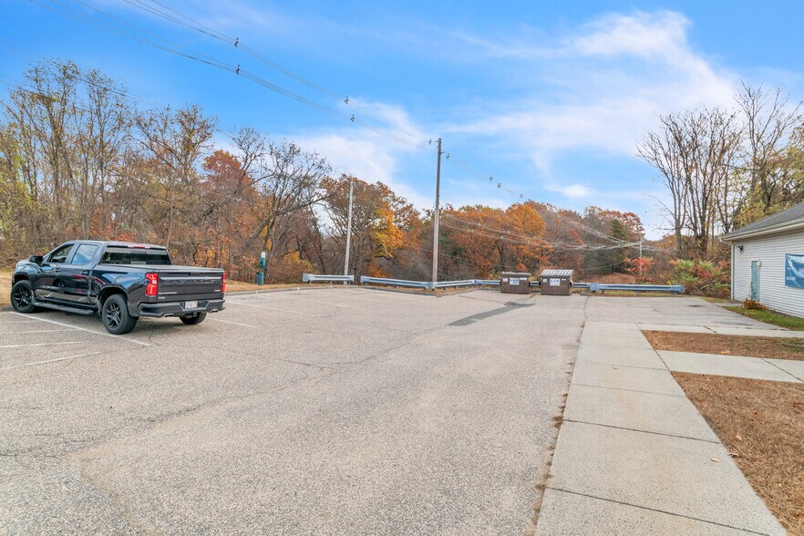 More Photos Of 1361 Memorial Dr, Chicopee Veterinarian Kennel For Lease