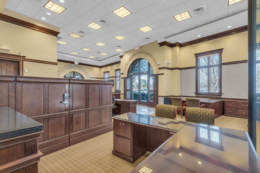 More Photos Of 5800 W Northwest Hwy, Dallas Office For Sale