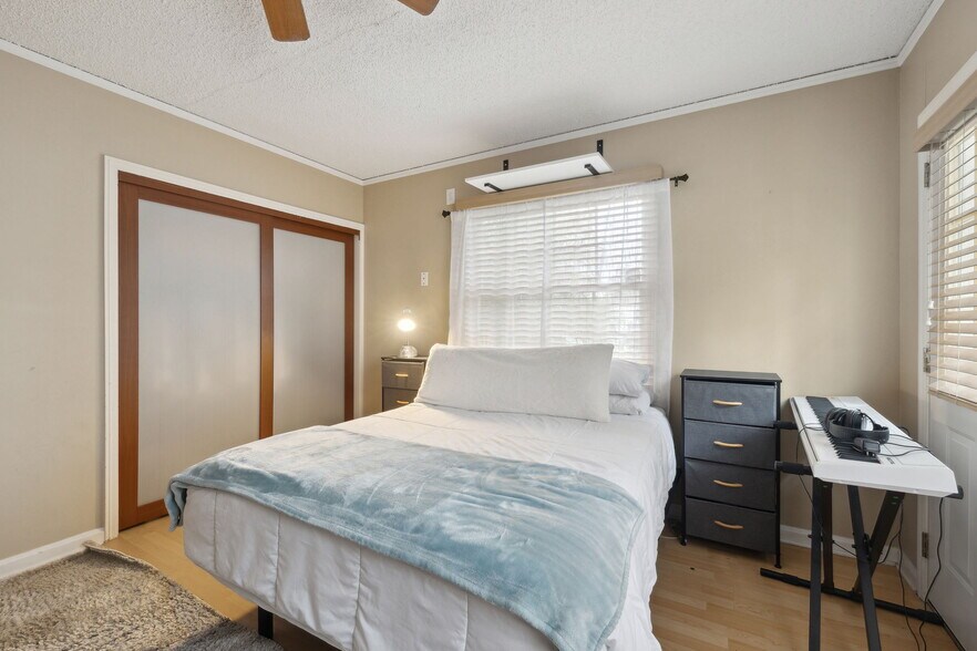 More Photos Of 8463 Beach Blvd, Jacksonville Freestanding For Lease