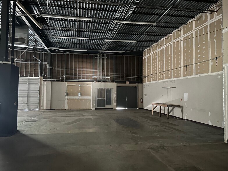 More Photos Of 2429-2458 Walnut Ridge St, Dallas Light Manufacturing For Lease