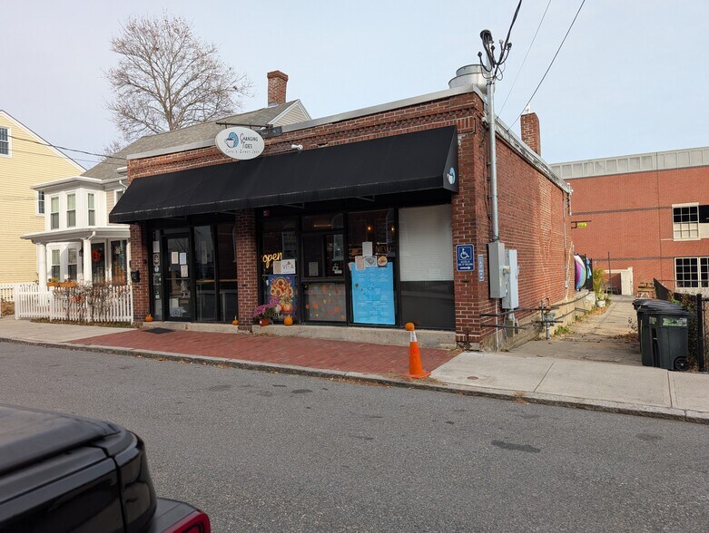 More Photos Of 92 Pleasant St, Newburyport Freestanding For Sale