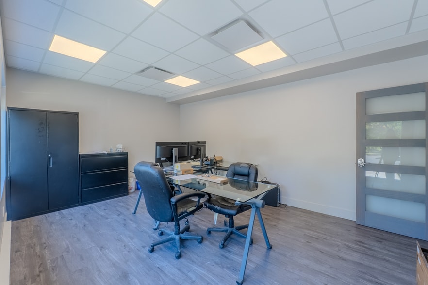 More Photos Of 525 Rue Sagard, St-Bruno-de-Montarville Warehouse For Sale