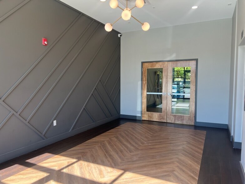 More Photos Of 800 Creek View Rd, Newark Office For Lease