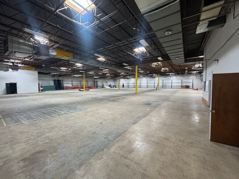 More Photos Of 9244 Markville Dr, Dallas Industrial For Sale